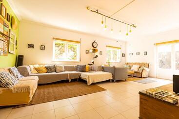 هاستل Pineapple Surf House