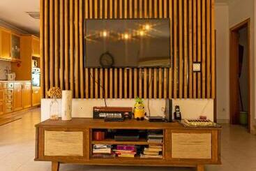 هاستل Pineapple Surf House