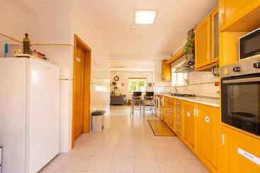 هاستل Pineapple Surf House