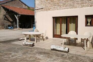 تختخواب و صبحانه La Ferme Du Grand Faubourg
