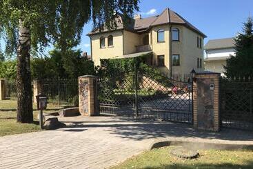 تختخواب و صبحانه Spacious Rooms In Peaceful Jelgava Area