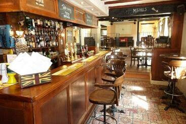 هتل The Poachers Inn