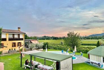 تختخواب و صبحانه Country House La Montagnola