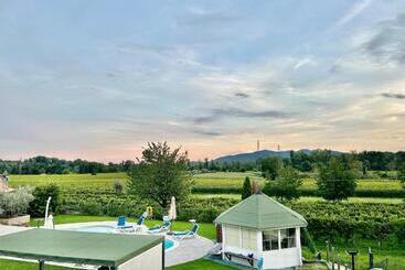 تختخواب و صبحانه Country House La Montagnola