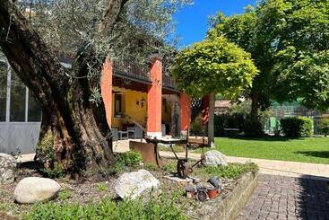 تختخواب و صبحانه Country House La Montagnola