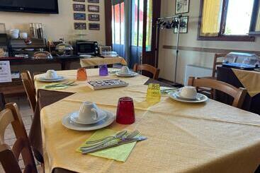 تختخواب و صبحانه Country House La Montagnola