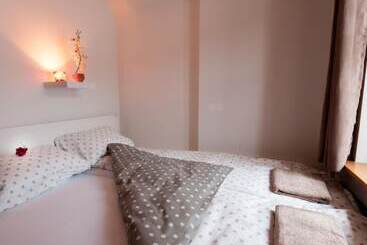تختخواب و صبحانه Cube Central Rooms For 2