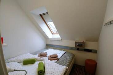 تختخواب و صبحانه Cube Central Rooms For 2