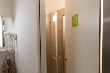 تختخواب و صبحانه Cube Central Rooms For 2