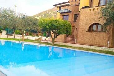تختخواب و صبحانه Villa C Luxury Estate