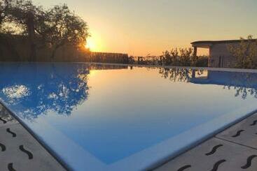 تختخواب و صبحانه Villa C Luxury Estate