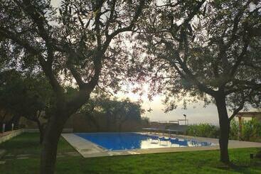 تختخواب و صبحانه Villa C Luxury Estate