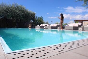 تختخواب و صبحانه Villa C Luxury Estate