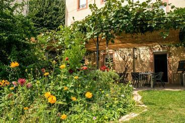هتل Hôtel Restaurant Les Touristes