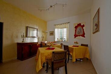 تختخواب و صبحانه Borgo Della Rocca