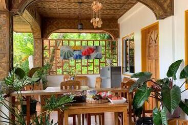 هاستل Domos Native Guest House