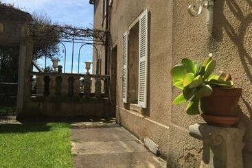 تختخواب و صبحانه La Maison Févret