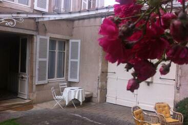 تختخواب و صبحانه La Maison Févret