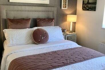 تختخواب و صبحانه Woodleigh Lodge
