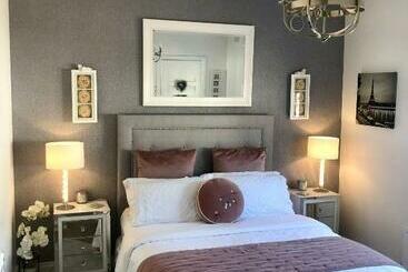تختخواب و صبحانه Woodleigh Lodge