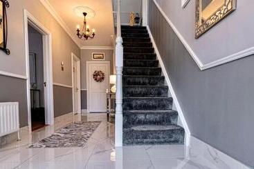 تختخواب و صبحانه Woodleigh Lodge