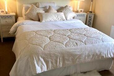 تختخواب و صبحانه Woodleigh Lodge