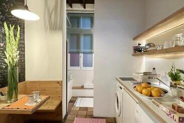 تختخواب و صبحانه Heaven At 11, Your Deluxe Studio With Personal Bathroom, Kitchenette & Terrace