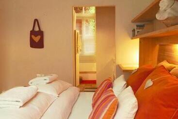 تختخواب و صبحانه Heaven At 11, Your Deluxe Studio With Personal Bathroom, Kitchenette & Terrace