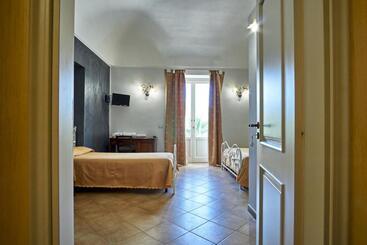 هتل Agriturismo Conte Ruggero