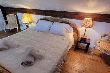 Пансион Appartements De Charme La Sarrazine