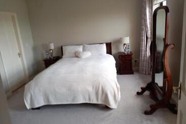 تختخواب و صبحانه Clonoughter Heights