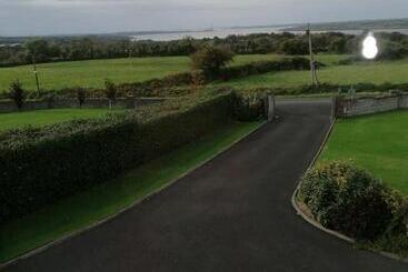 تختخواب و صبحانه Clonoughter Heights