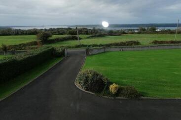 تختخواب و صبحانه Clonoughter Heights