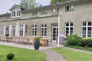 هتل Herrenhaus Gut Neuruppersdorf