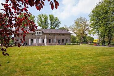 هتل Herrenhaus Gut Neuruppersdorf