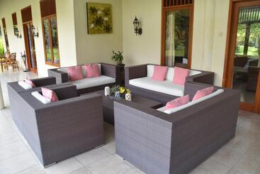 پانسیون Guesthouse Rumah Senang
