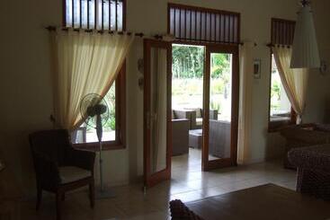 پانسیون Guesthouse Rumah Senang