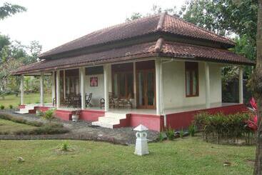 پانسیون Guesthouse Rumah Senang