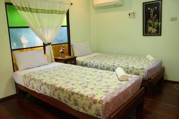 Baansuan Lychee Maeklong Resort Ampawa