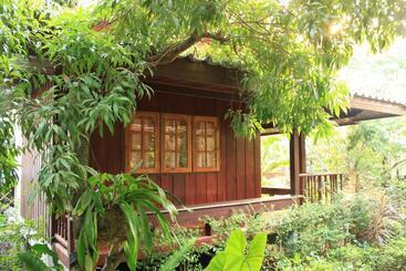 Baansuan Lychee Maeklong Resort Ampawa