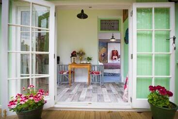 تختخواب و صبحانه Merrybrook Studio