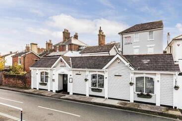 هتل Ashbys Accommodation & Spa Hire