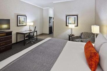 هتل Best Western Plus Austin Airport Inn & Suites