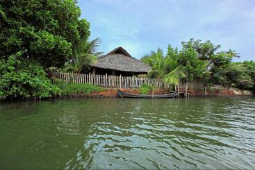 هتل Cherai Beach Resorts
