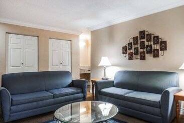 هتل Quality Inn & Suites Atlanta Airport South
