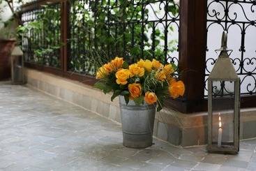 Riad White Flowers