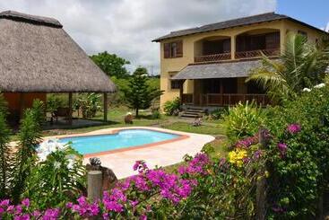 تختخواب و صبحانه La Maison Soleil