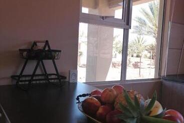 تختخواب و صبحانه Apollis Cottage