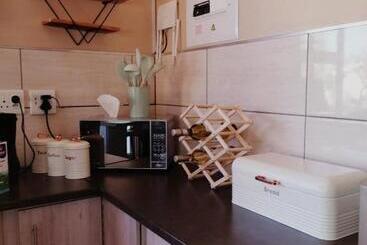 تختخواب و صبحانه Apollis Cottage