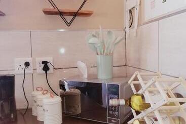 تختخواب و صبحانه Apollis Cottage